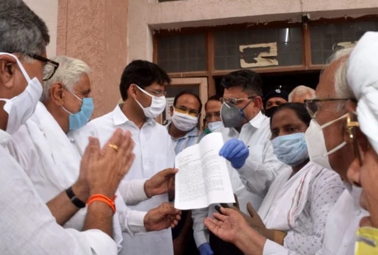 Congress protests in Corona transition during protest against rising prices of petrol, diesel and LPG cylinders
