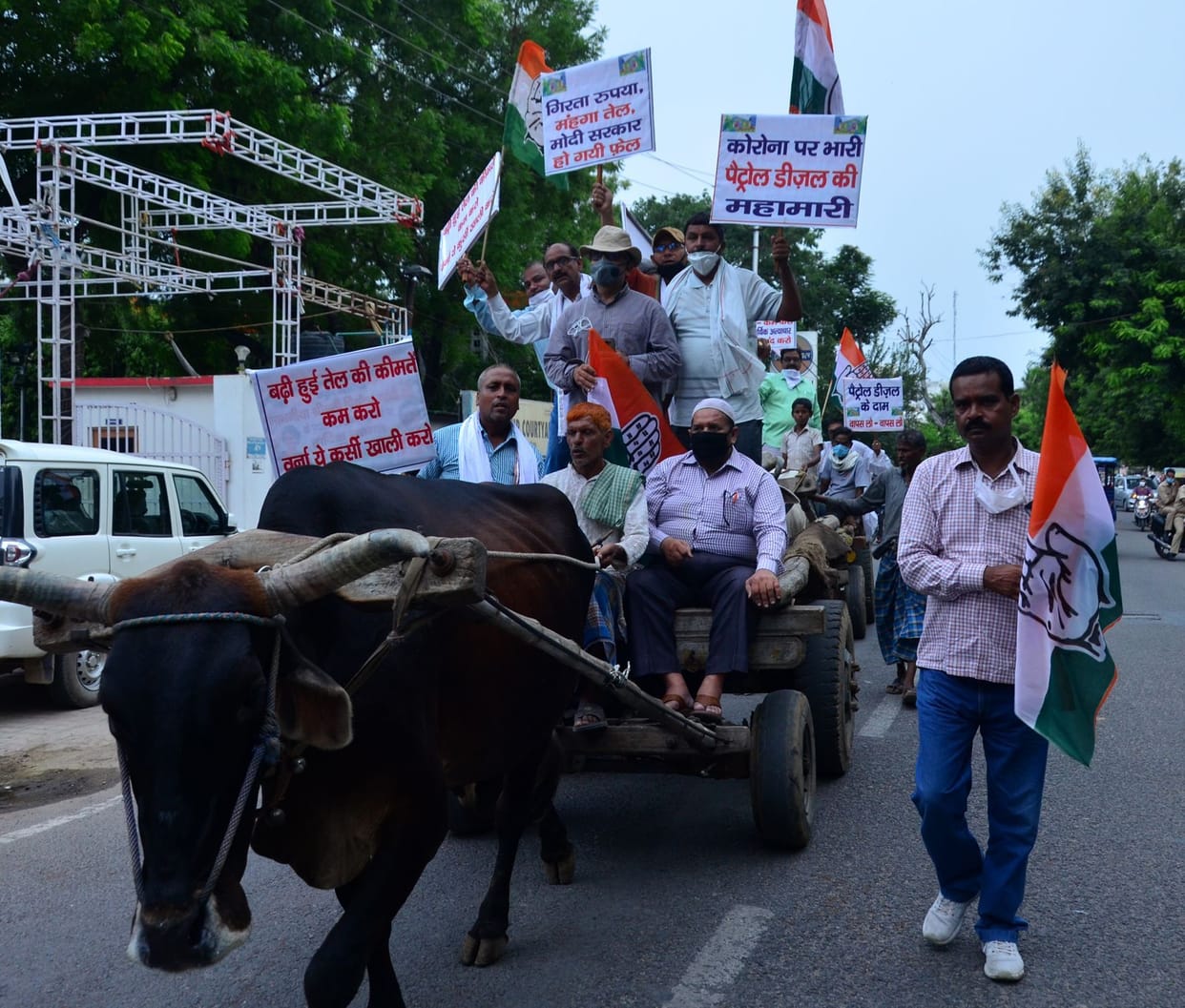 Aligarh: Congressmen drove bullock cart, rope pulled motorcycle
