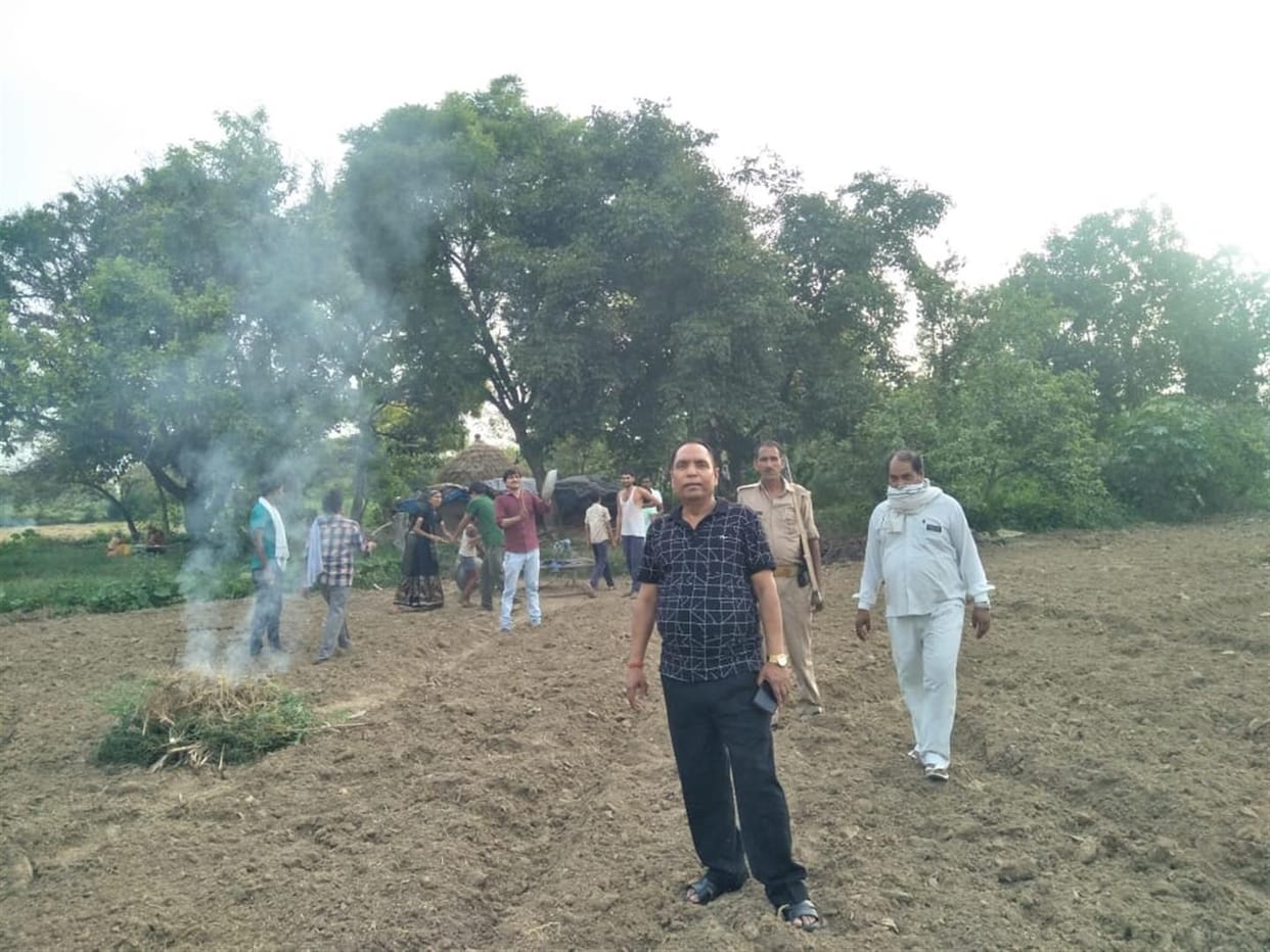 Hathras: Locust party reached district, farmers upset