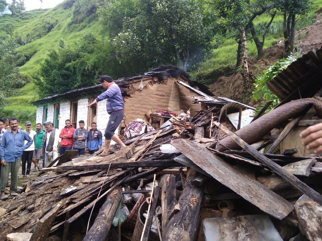 uttrakhand news: landslide due to heavy rain in pithoragah, many house drown in debris, photos