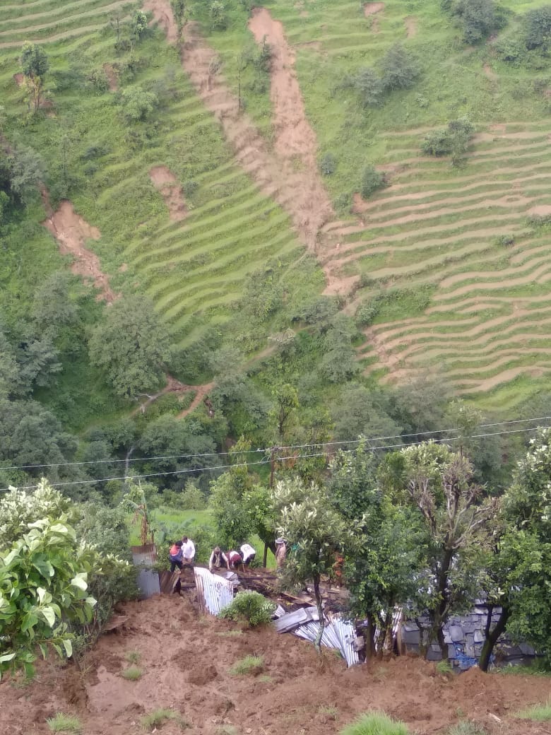 uttrakhand news: landslide due to heavy rain in pithoragah, many house drown in debris, photos