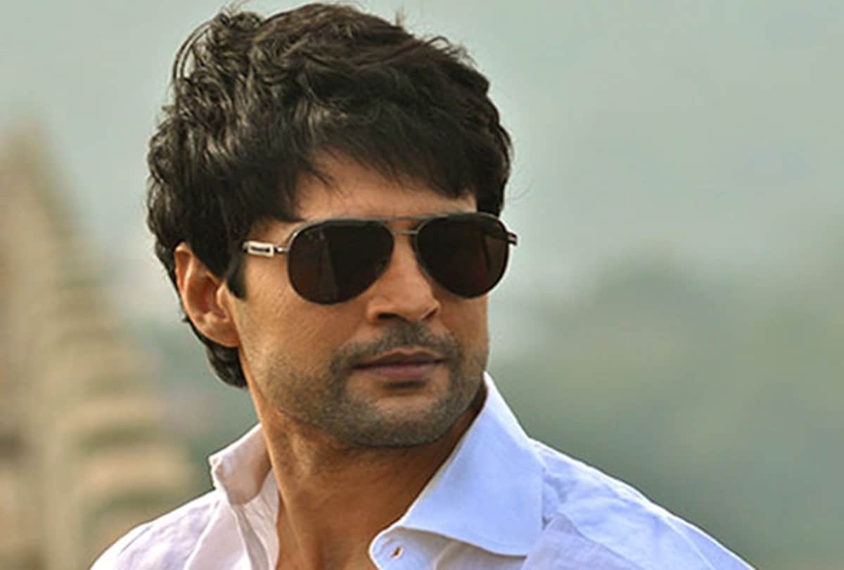 rajeev khandelwal begins naxal shoot with cast and crew