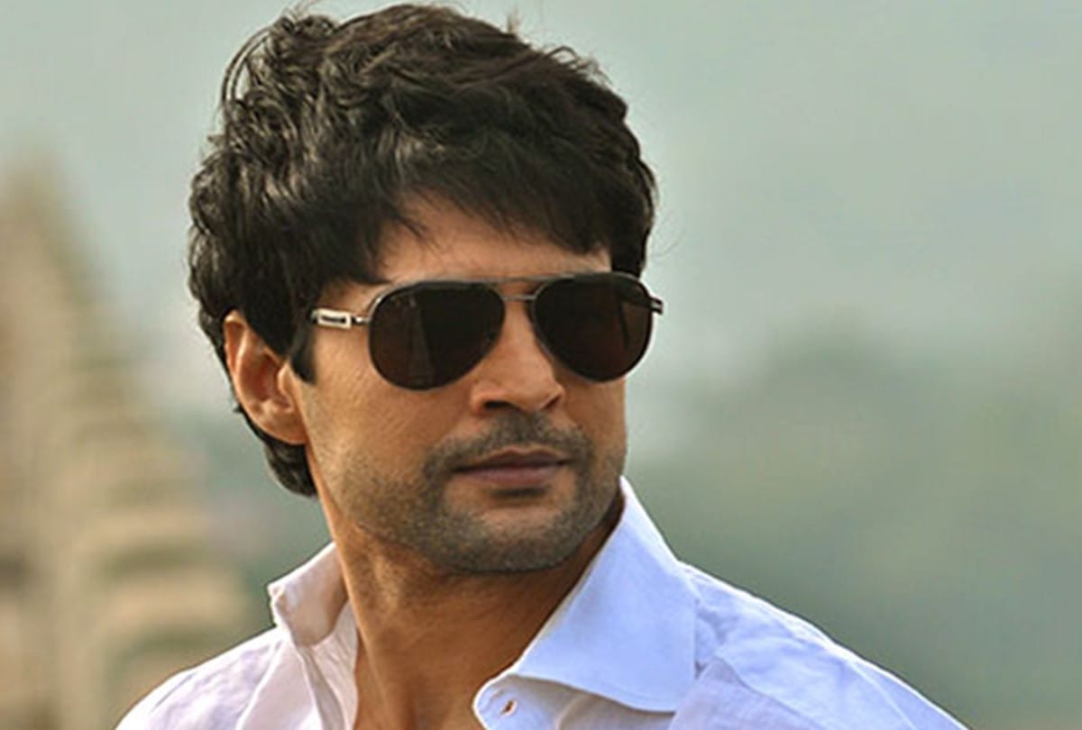 rajeev khandelwal begins naxal shoot with cast and crew