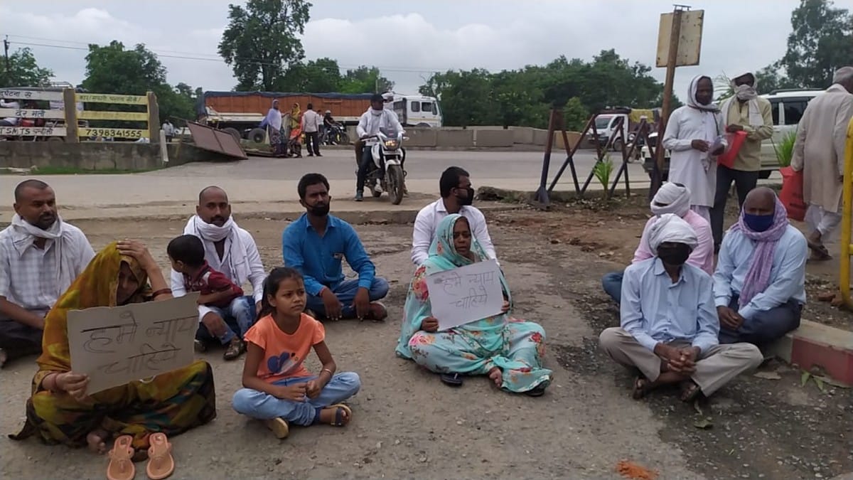 Mahdoura gram pradhan familiy on strike in front of police line for arrested murdered in chandauli up 