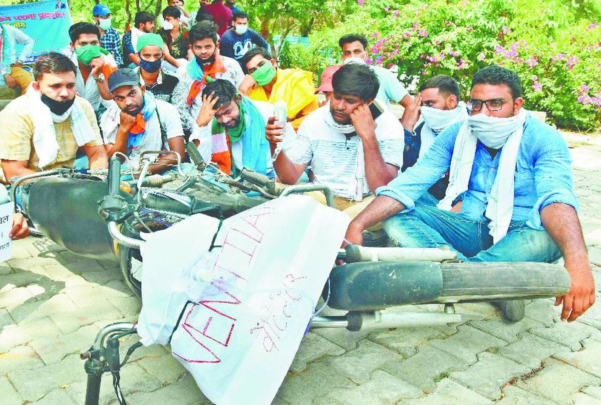 Petrol Price Hike Political Parties Protets In City Of Taj