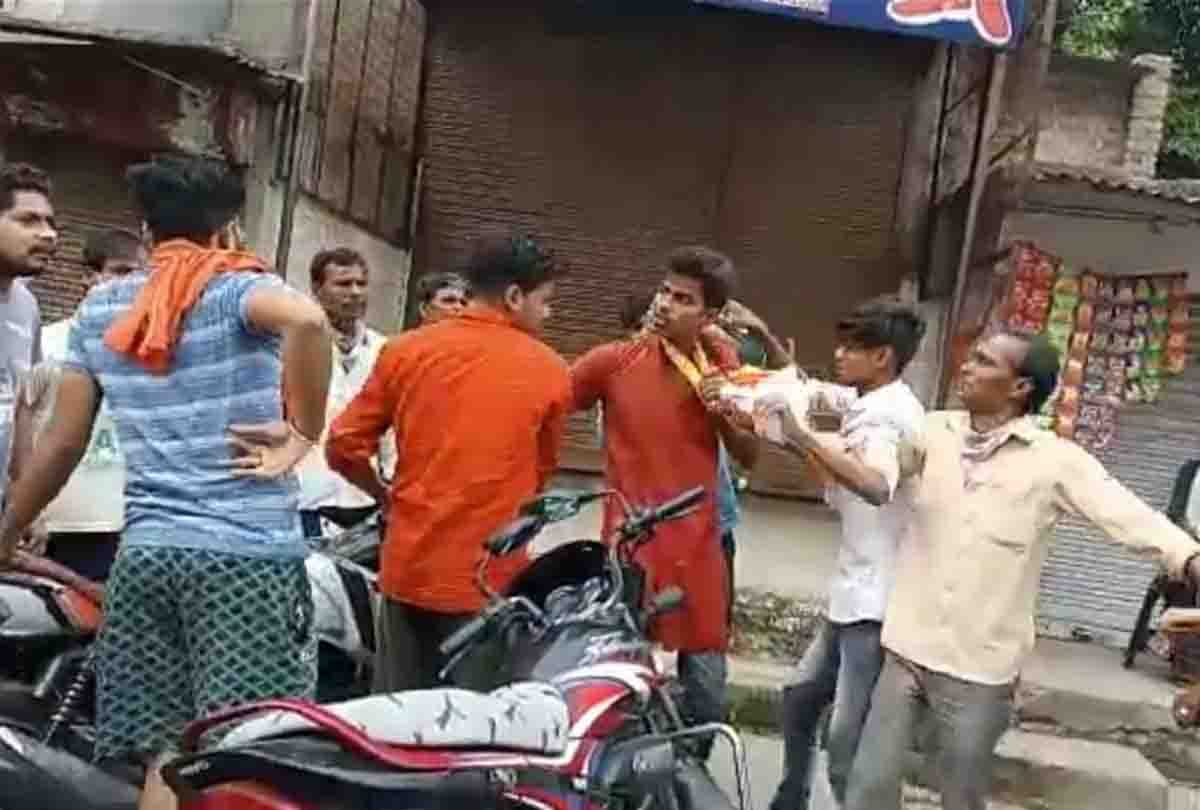 Bike rider beaten on road and then taken hostage