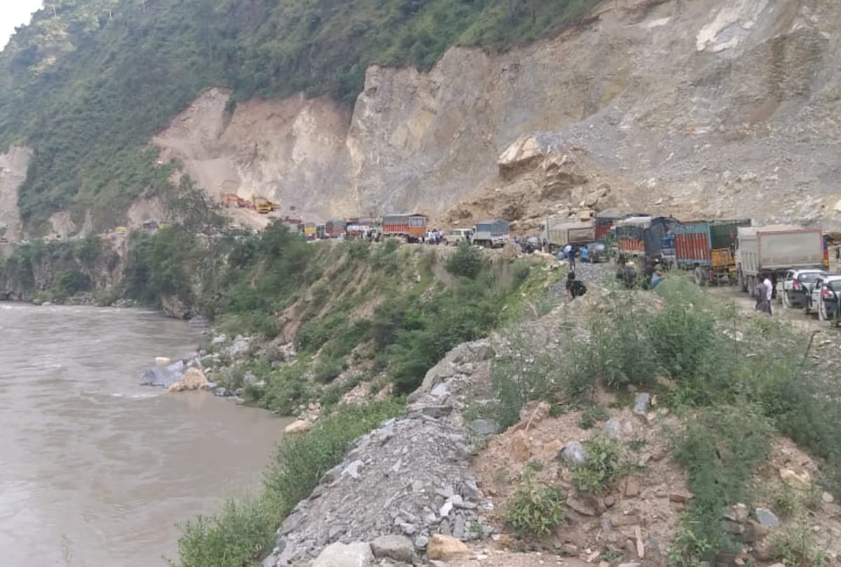 Traffic jam on Mandi Manali National highway due to landslide