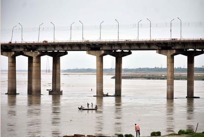 Prayagraj News: Ganga's water level rises by half meter, worries on the banks increased