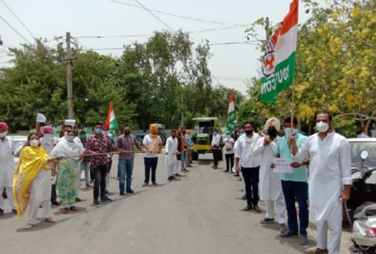 Congress protests across Punjab against petrol and diesel prices hike