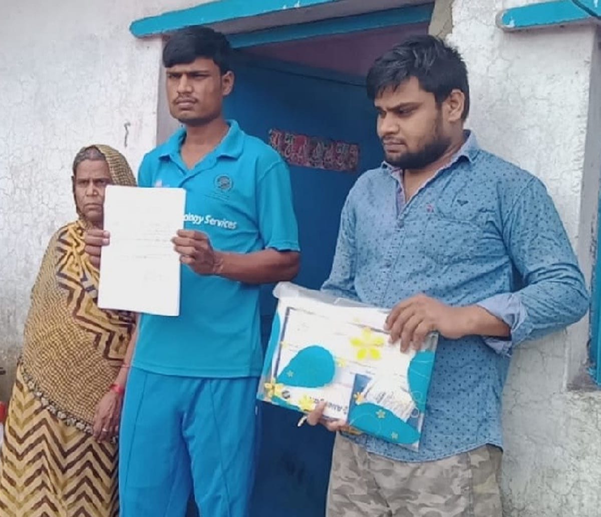 cricketer of sonbhadra selling Lai-chana after playing international matches