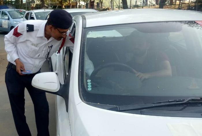 Advisor instructions to the police, Avoid Chalan for sitting on the front seat in the car