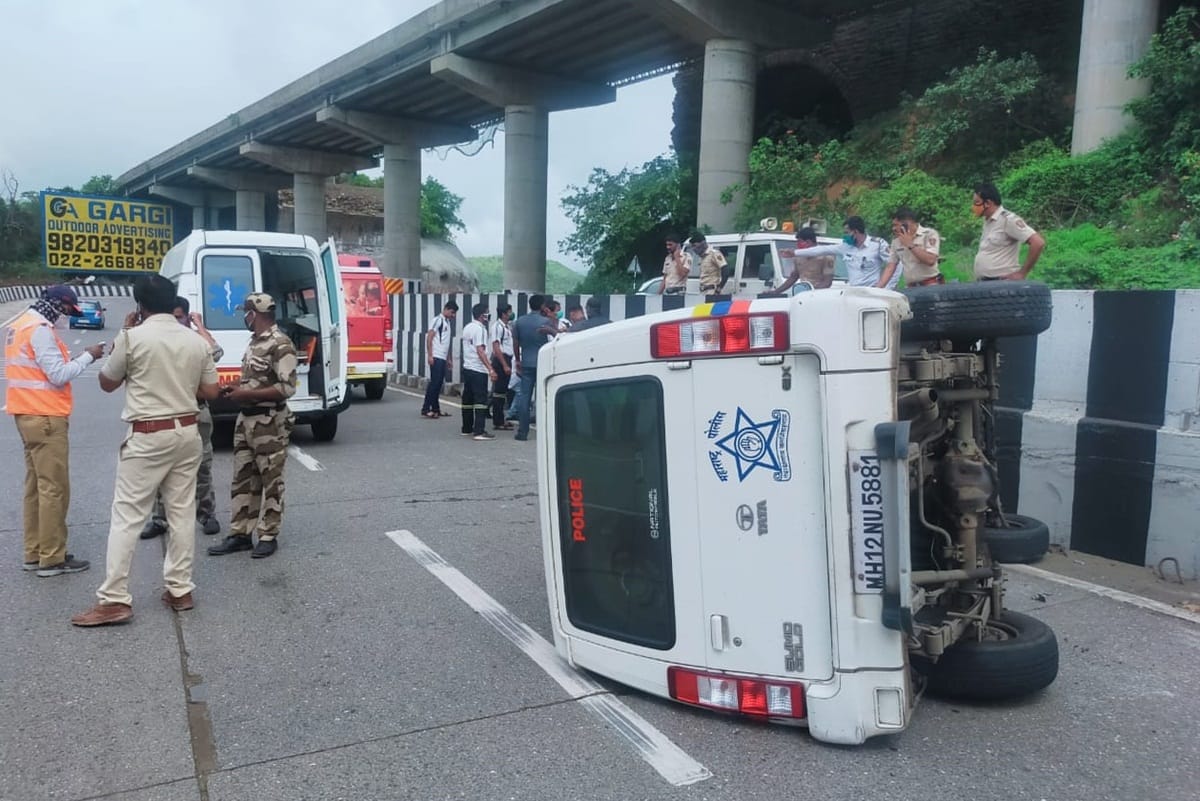Sharad Pawar News NCP chief convoy overturned on Mumbai Pune Expressway driver get minor injury