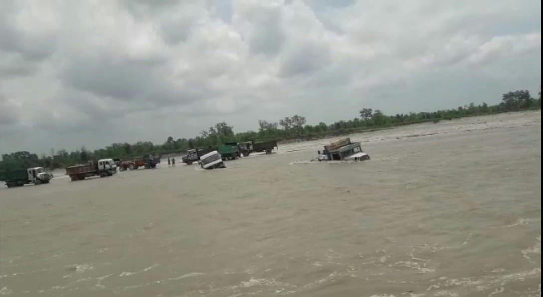 Sharda's water level rises, two vehicles engaged in mining submerged