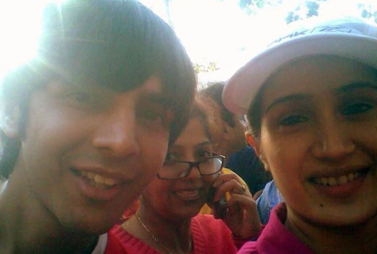 Kartik Aaryan Share photo with chak de india preeti sabharwal aka sagrika ghatge
