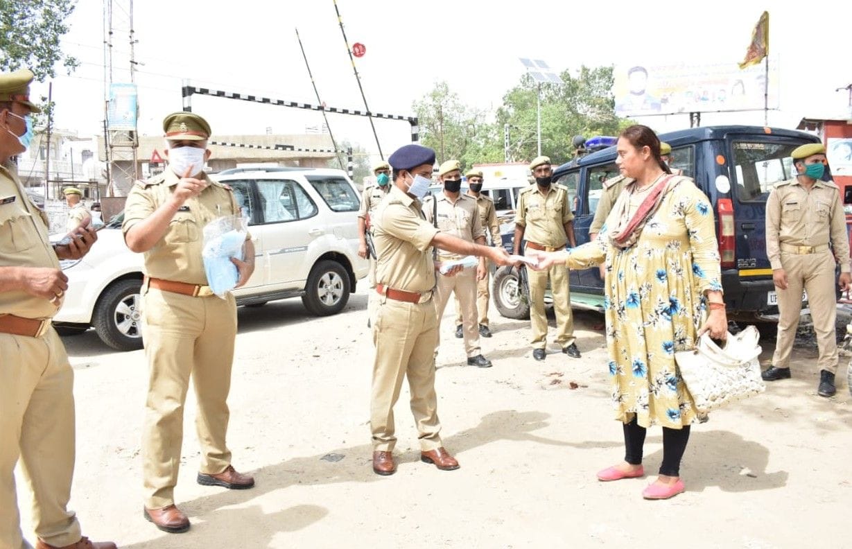 Hathras: SP instructed not to walk on the bike without a mask