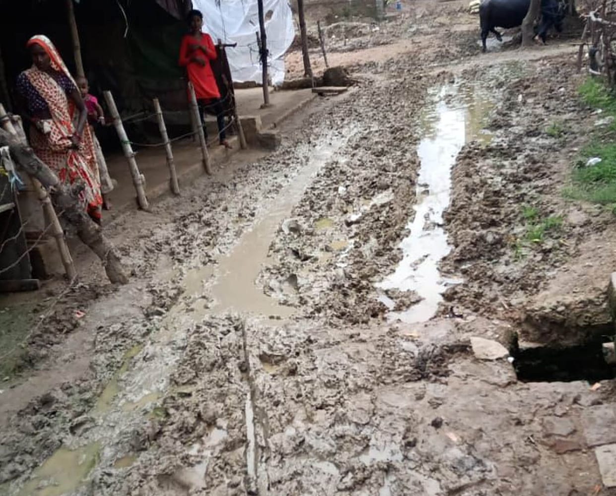 raod fill with mud in banda