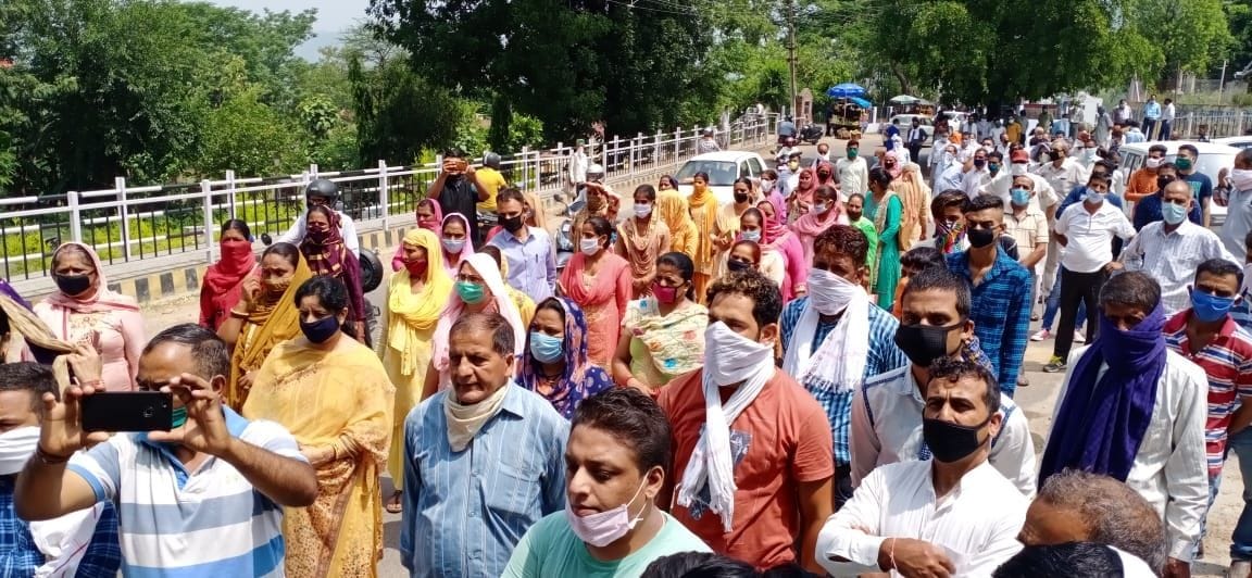 bamber thakur supporter on road