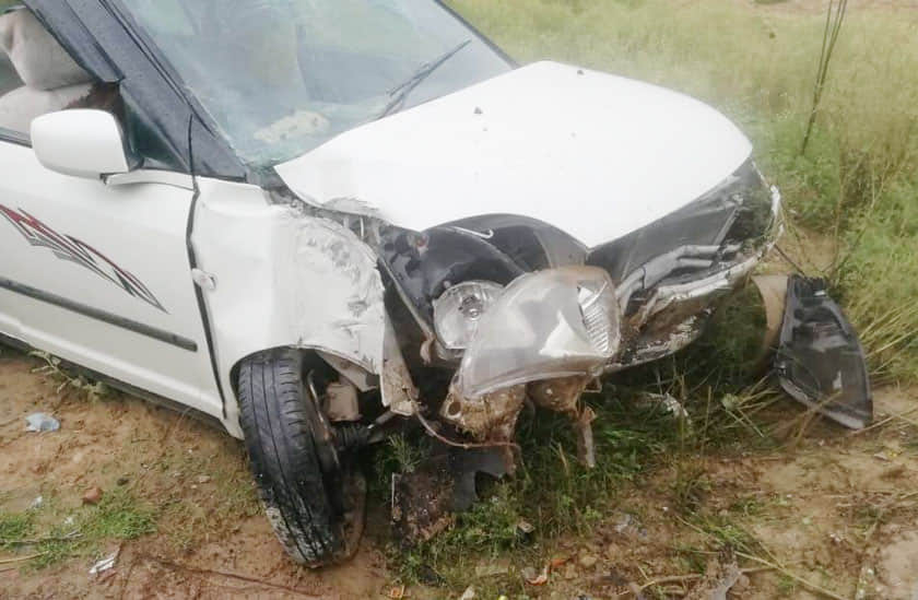 बिजली के पोल से टकराने के बाद खड्ड में घुसी कार।