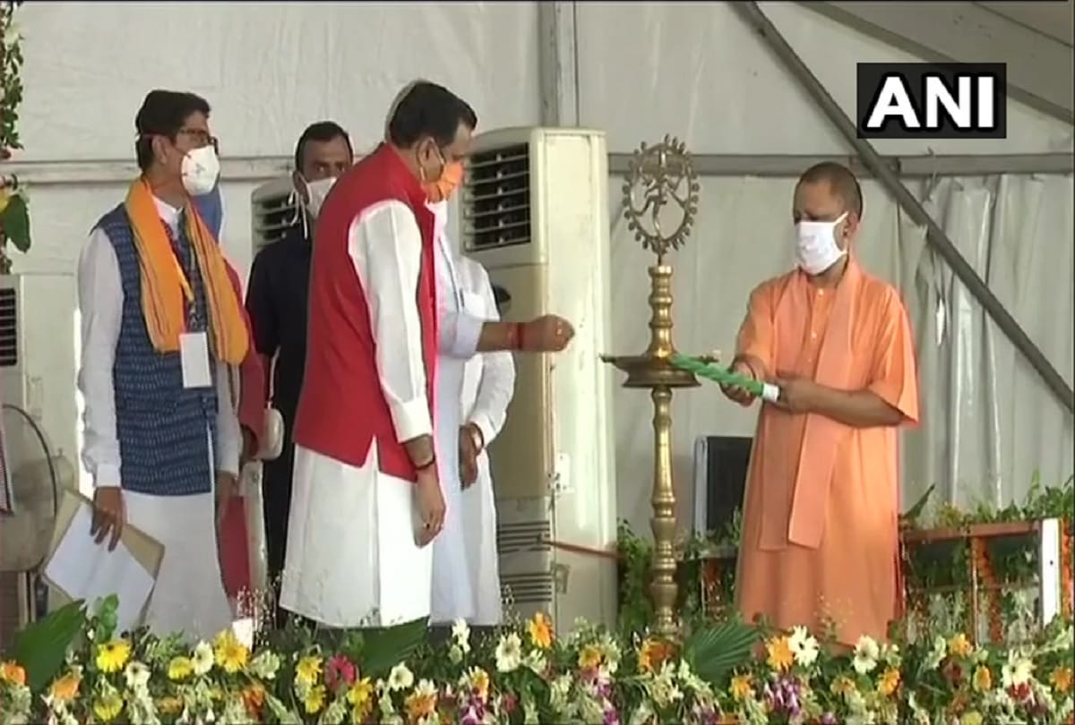 CM Yogi Adityanath Visit to Jhansi Medical college inaugation of Jal Jeevan Mission