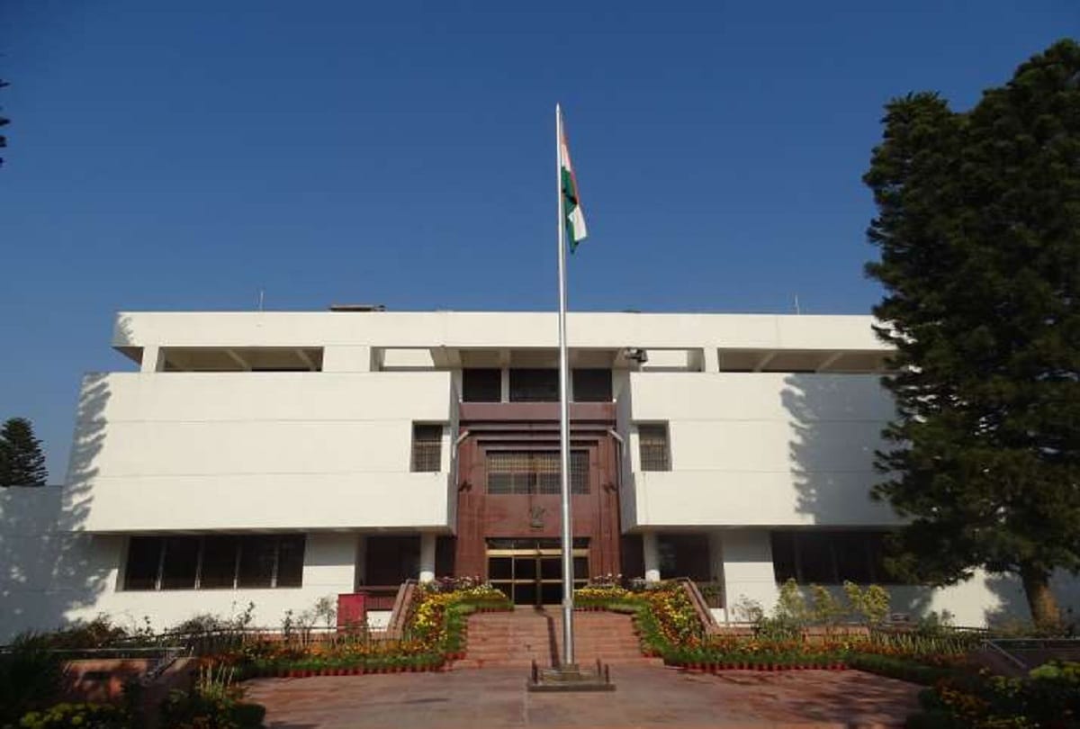Diplomats and staff of Indian High Commission in Pakistan will return to India today