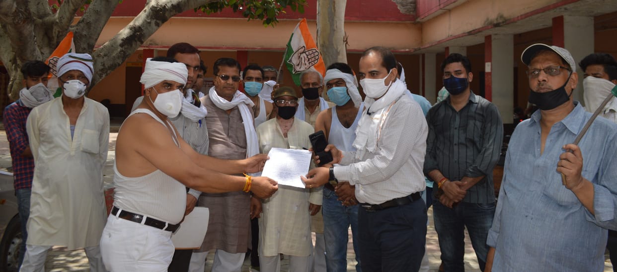 Hathras: Congressmen staged a sit-in protest at the increased rates of petrol and diesel