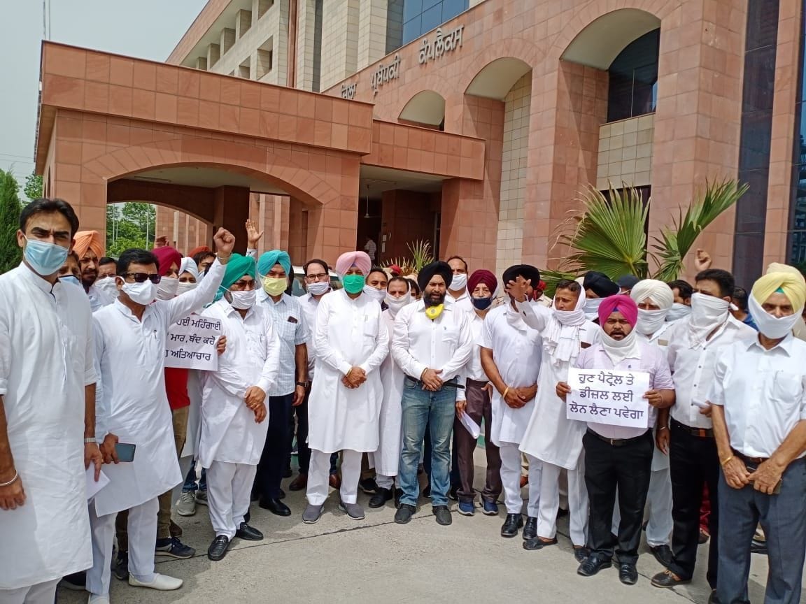 Congress and AAP leaders on the streets, attack on central government