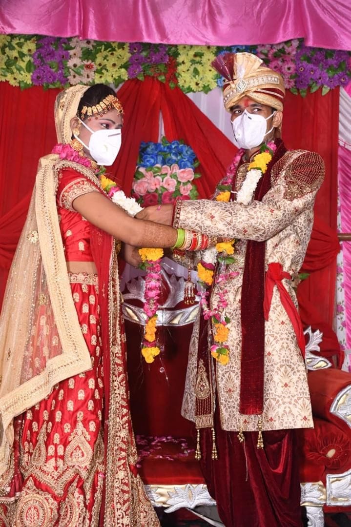 Hathras: The bride and groom put on each other wearing masks