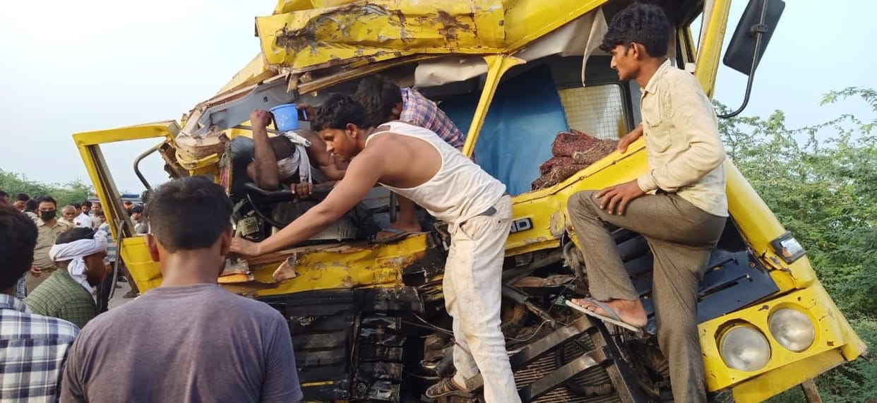 Truck and dumpers clashed, driver and cleaner injured