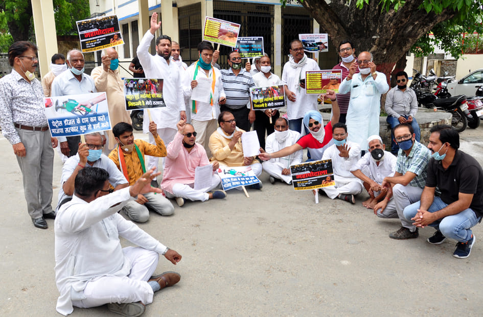 Congressmen protest against central government