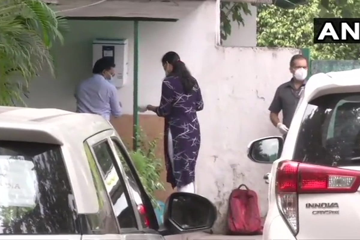Enforcement Directorate team arrive at residence of Ahmed Patel for questioning in Sandesara scam