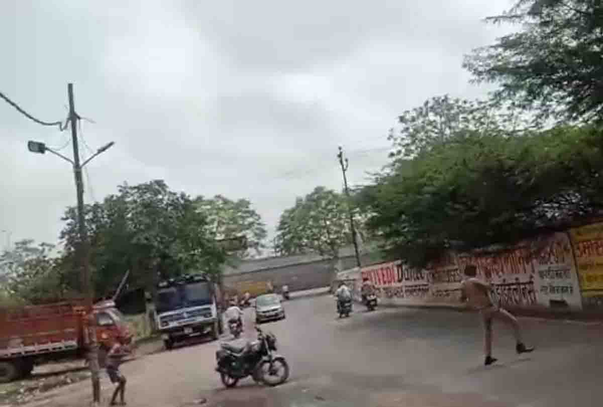 drunk man attacked on kanpur police with stone