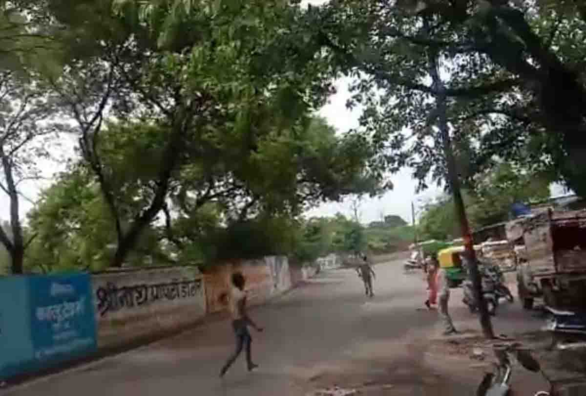 drunk man attacked on kanpur police with stone