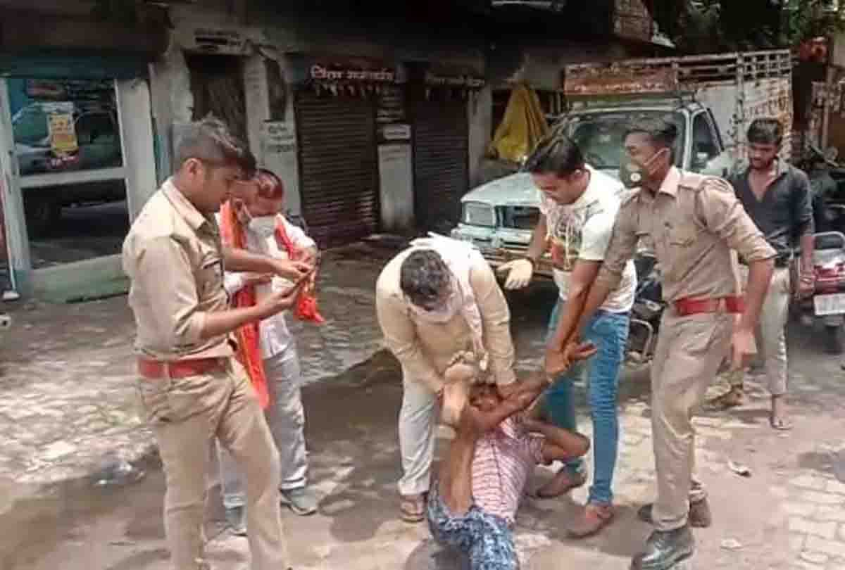 drunk man attacked on kanpur police with stone