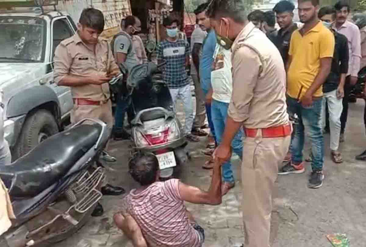 drunk man attacked on kanpur police with stone