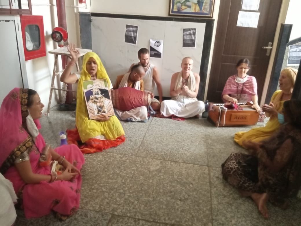 forners, protest, in vrindavan, problems