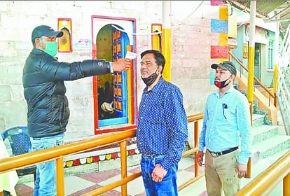 चारधाम यात्रा पर तीर्थयात्रियों की जांच