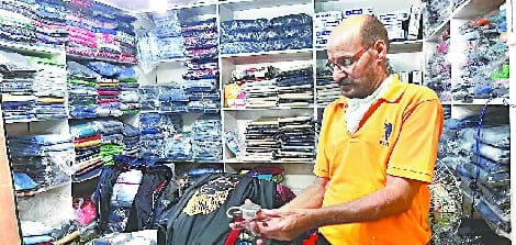 Robbery by breaking locks at the Garments showroom near Kotwali