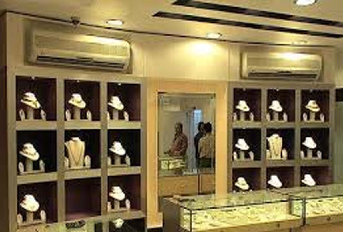 Employee crosses Rs. 30 lakh diamond jewellery from jewellery shop in hardoi