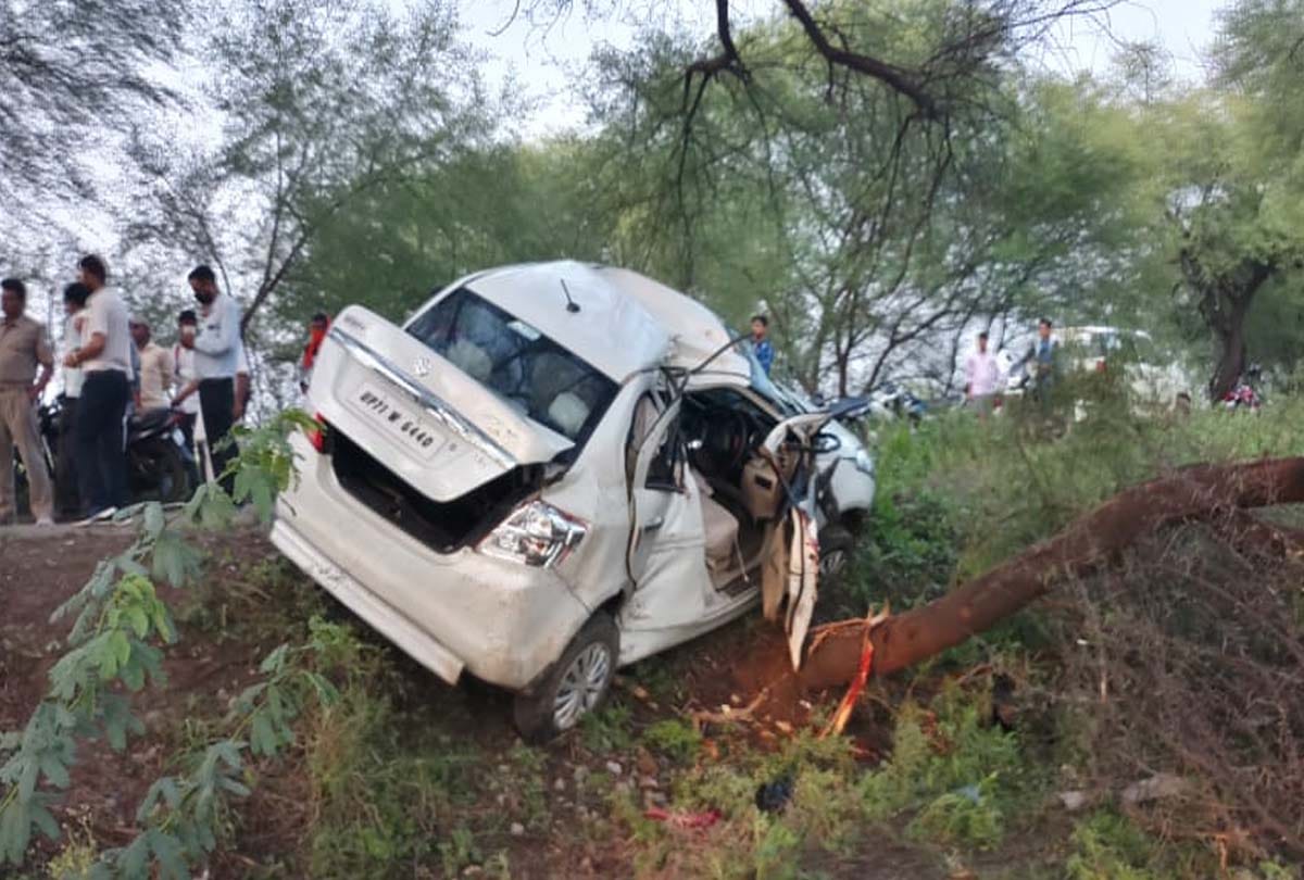 constable and businessman died in car collision with acacia tree in fatehpur