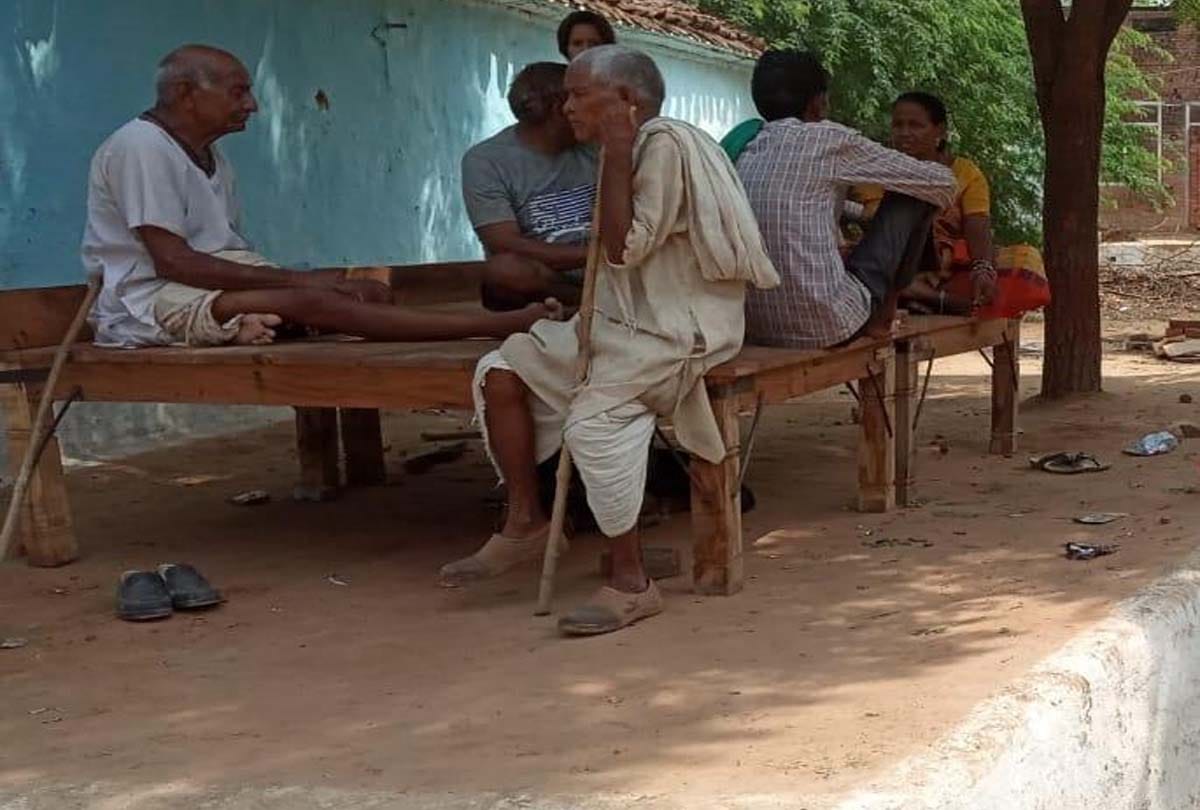 A man Trying to burn the whole family alive in jalaun