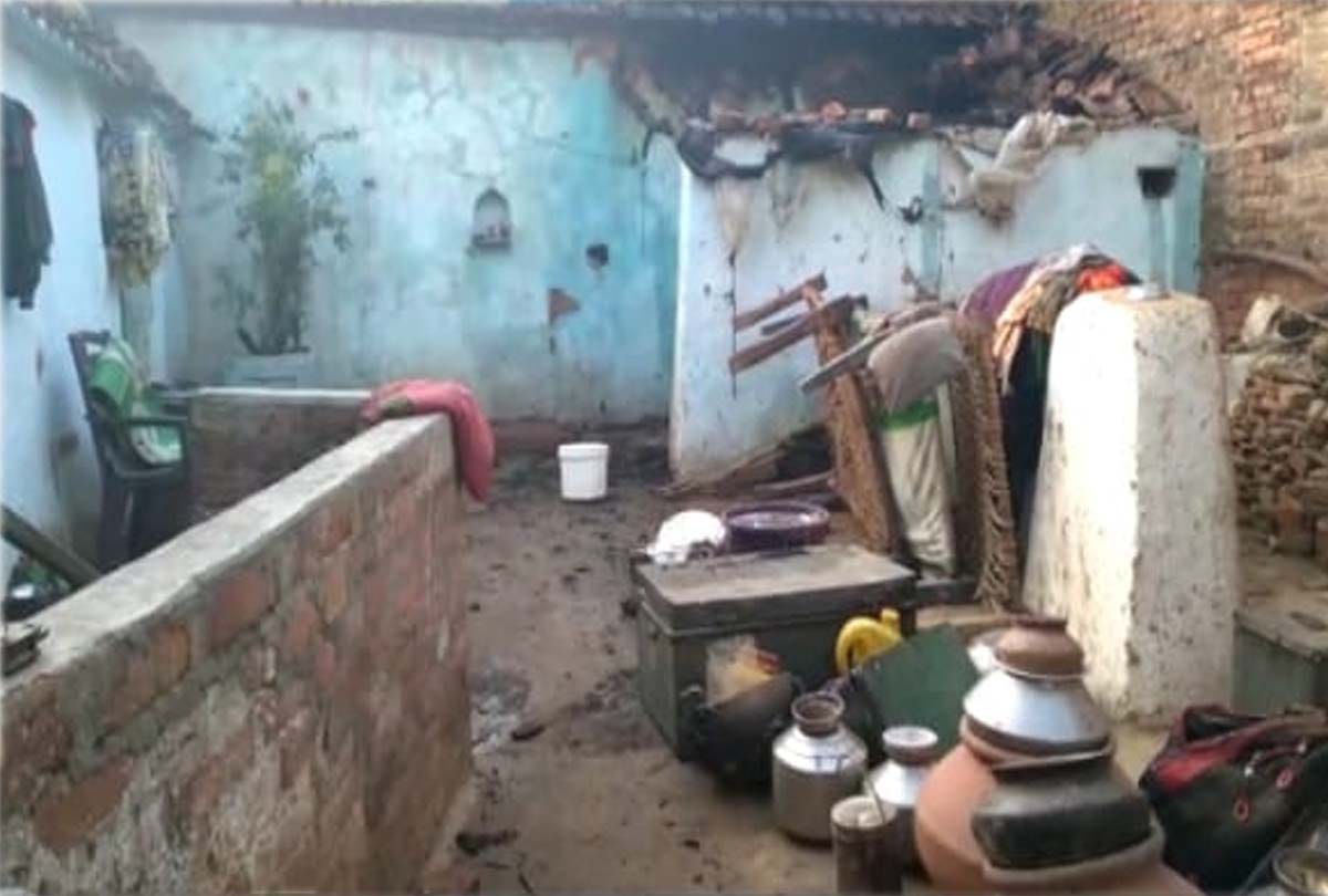 A man Trying to burn the whole family alive in jalaun