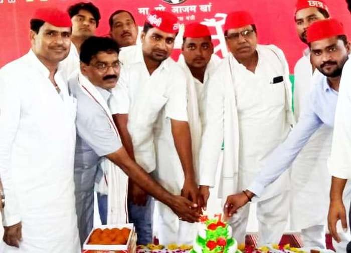 Cake chief celebrated birthday of SP chief