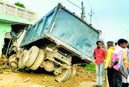 two man died and two injured in accident in goshainganj