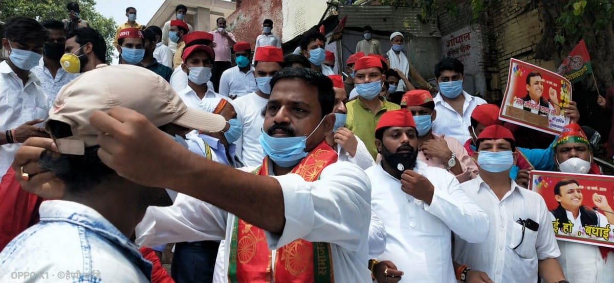 Akhilesh yadav birthday samajwadi party workers celebrated former cm of up by distributing masks and sanitizer did not follow social distancing