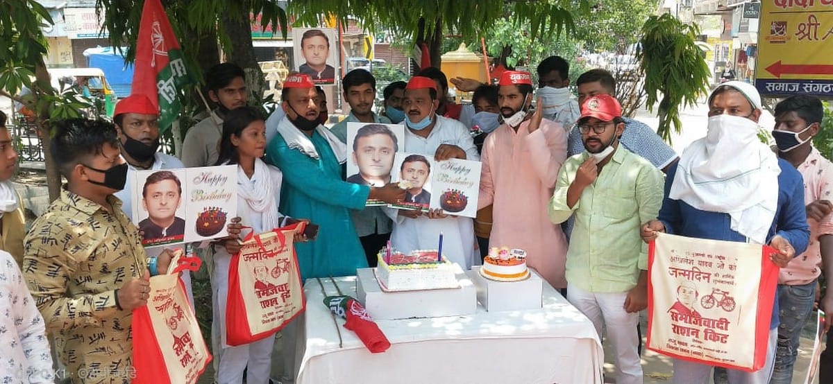 Akhilesh yadav birthday samajwadi party workers celebrated former cm of up by distributing masks and sanitizer did not follow social distancing