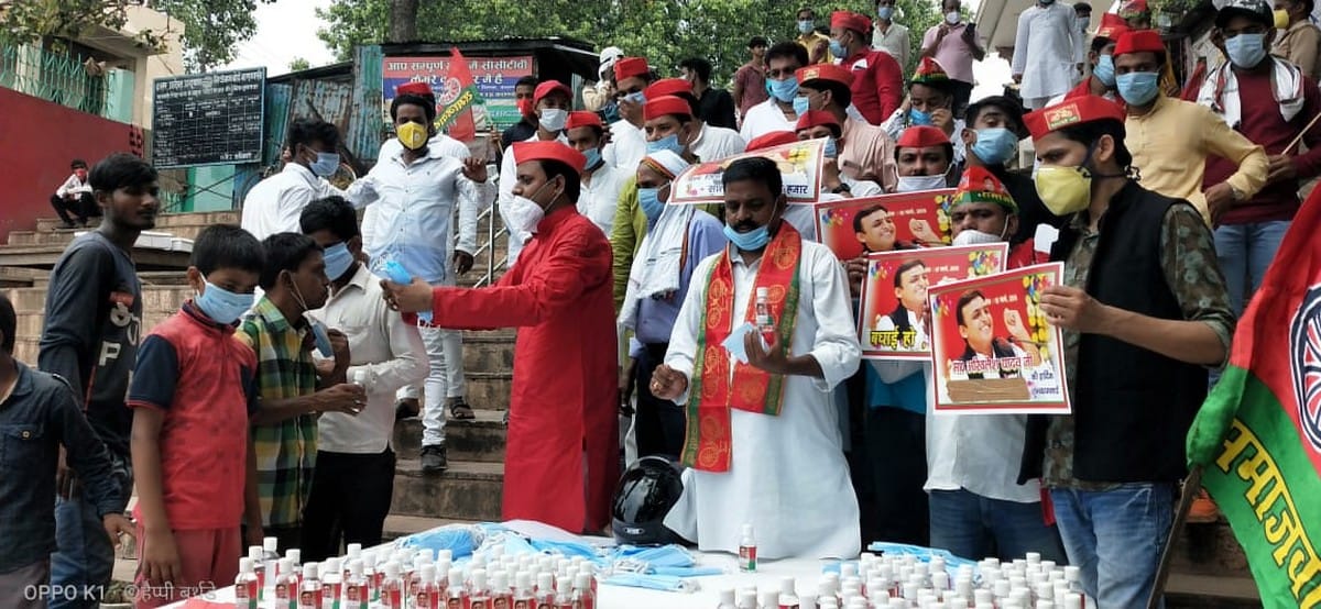 Akhilesh yadav birthday samajwadi party workers celebrated former cm of up by distributing masks and sanitizer did not follow social distancing
