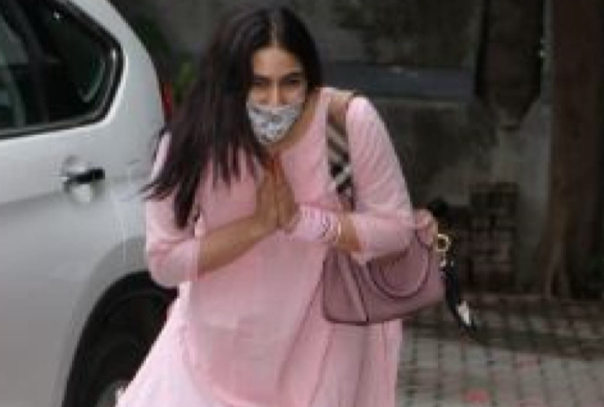 sara ali khan akshay kumar to rhea chakraborty spotted during lockdown