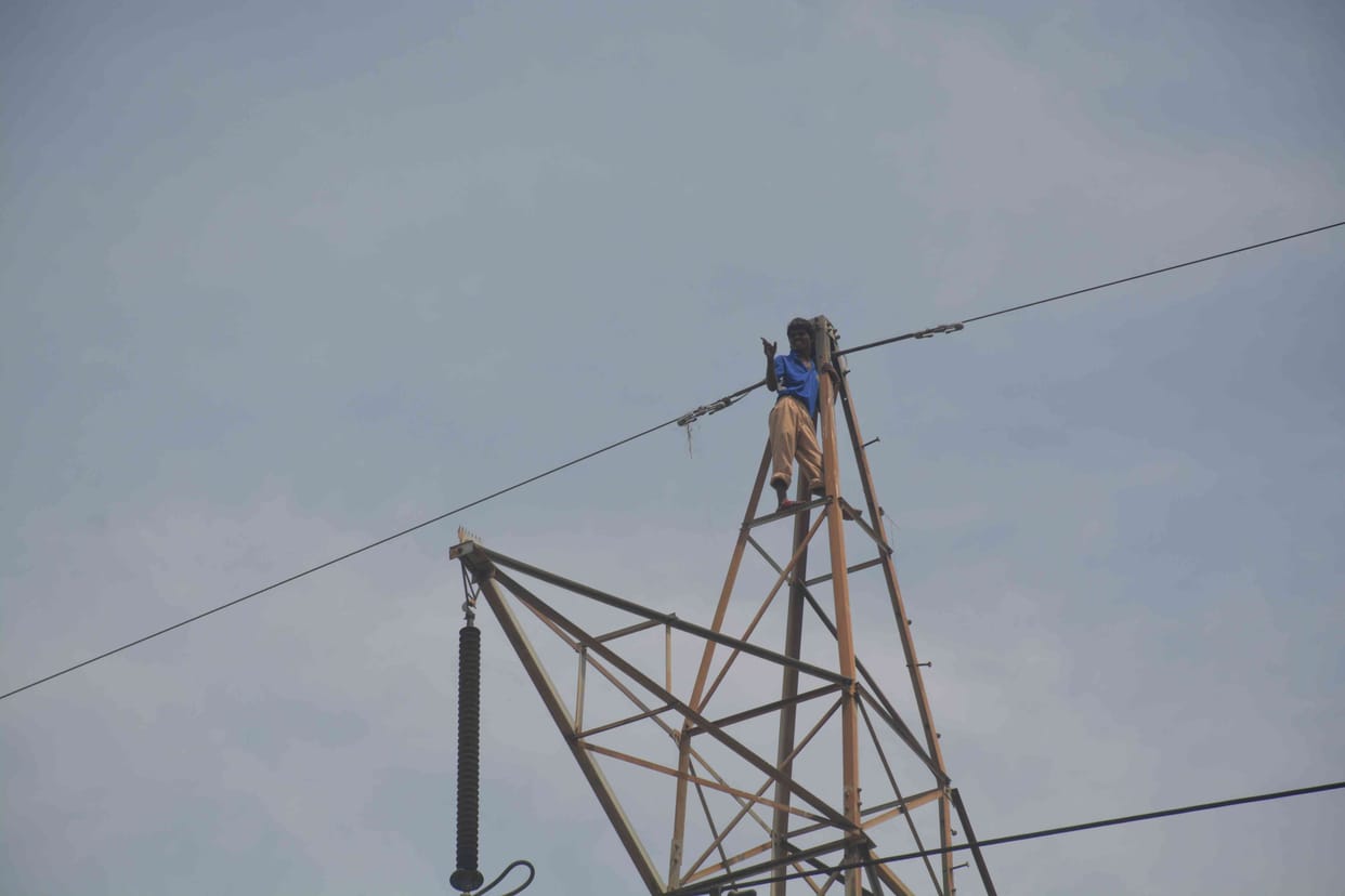 boy climbe electric tower not put down after 15 hour