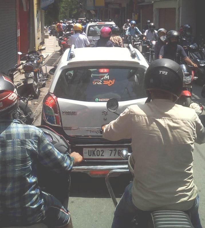 People sweat and sweat due to being stuck in a jam