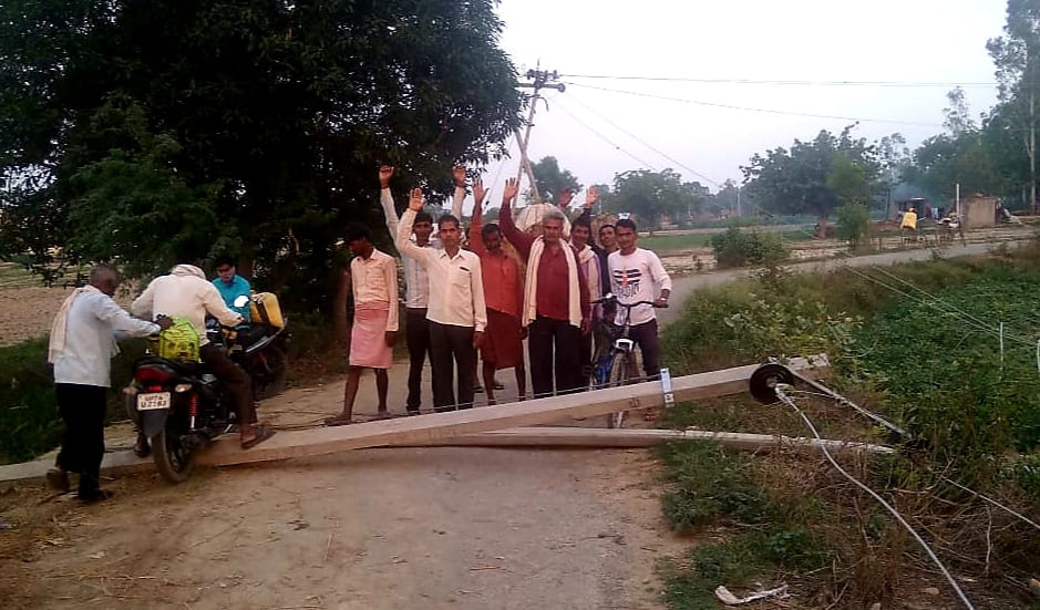 bijalee kee samasya ke khilaaph pradarshan kiya